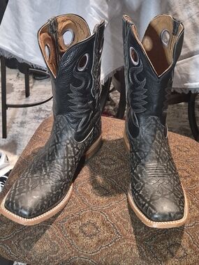 Men's Black Western Cowboy Boots with Distressed Pattern